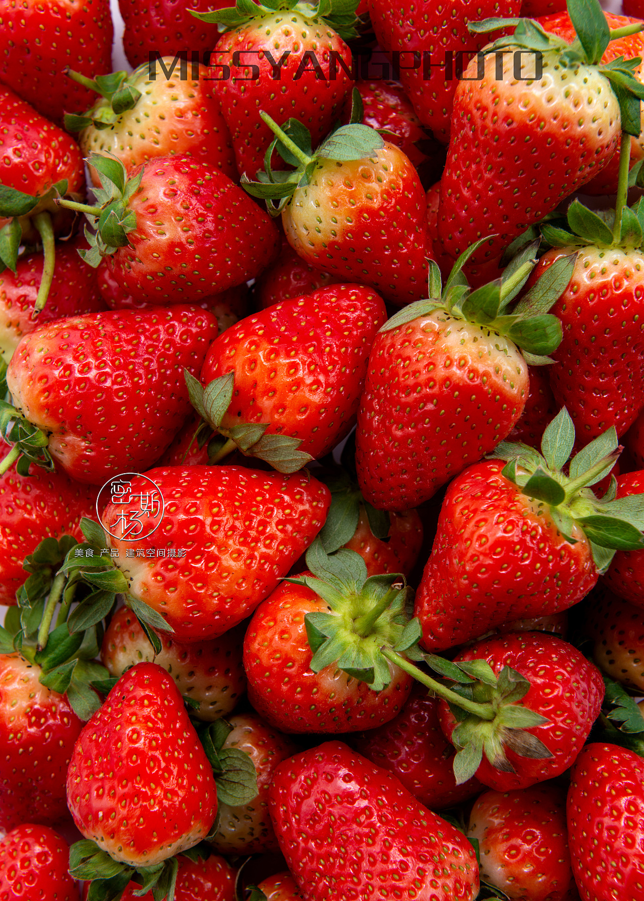 一组滴溜溜新鲜的草莓产品拍摄