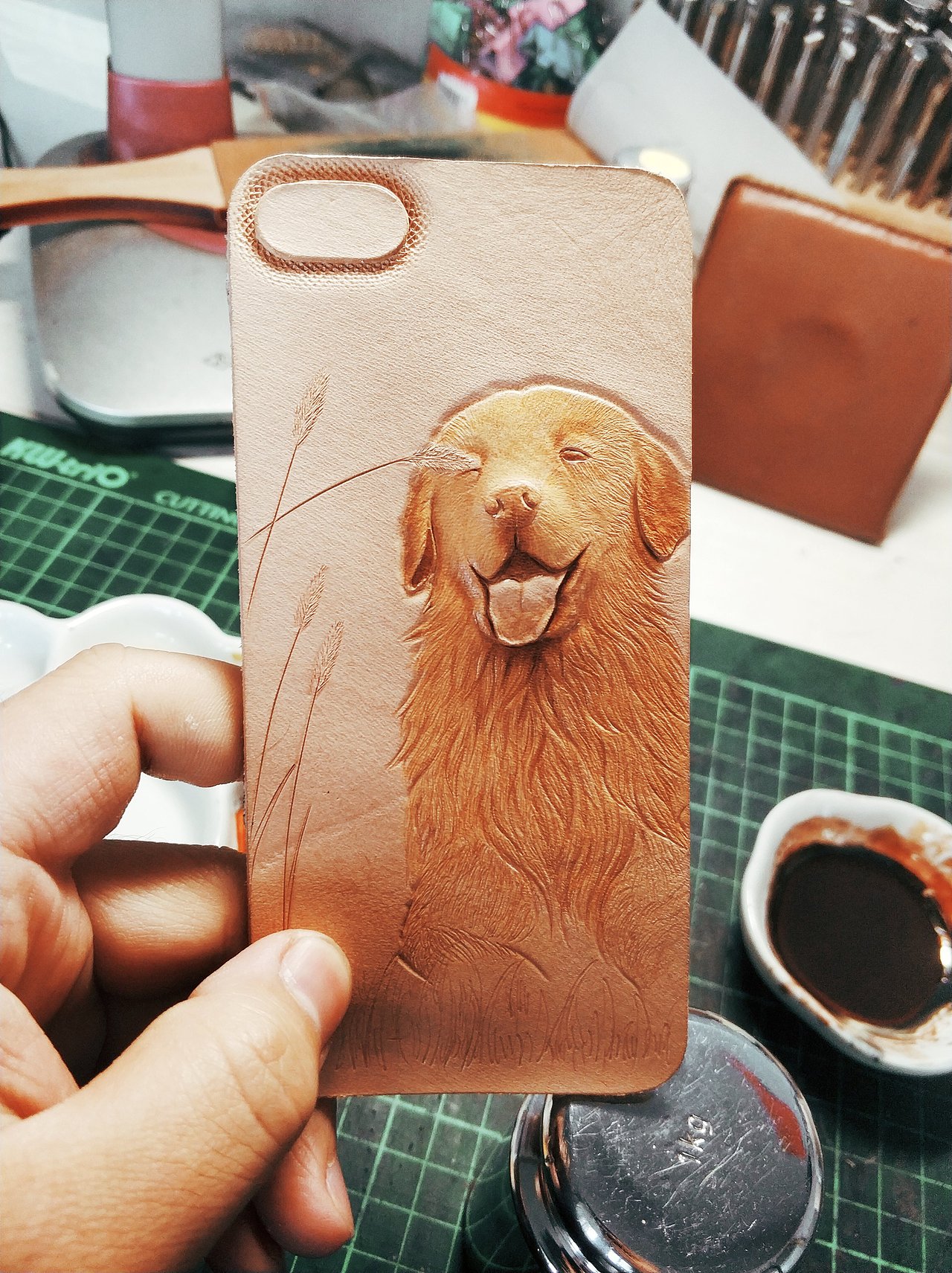 暖暖的大金毛（图ZMTQzODU2NjIw） - 工艺品设计 - 站酷设计师阿浩皮雕原创素材 - 站酷ZCOOL