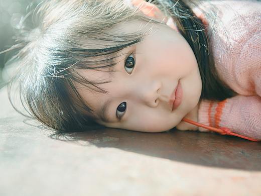 阳光下有些小心事的小少女