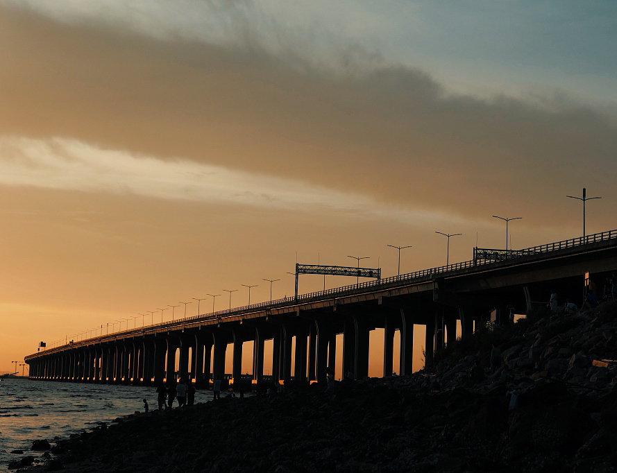夕阳海边的桥