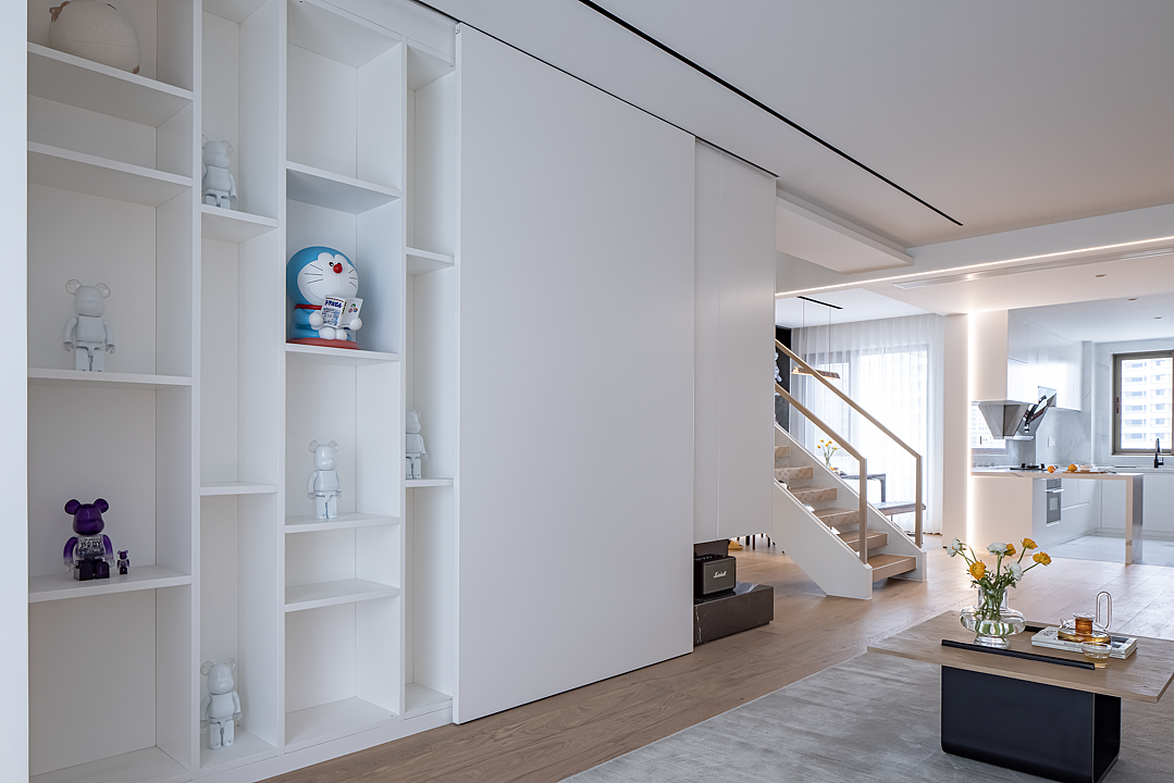 活动的移门可作为投影墙使用,而将其缓缓推开,呈现的则是一个潮玩之家。