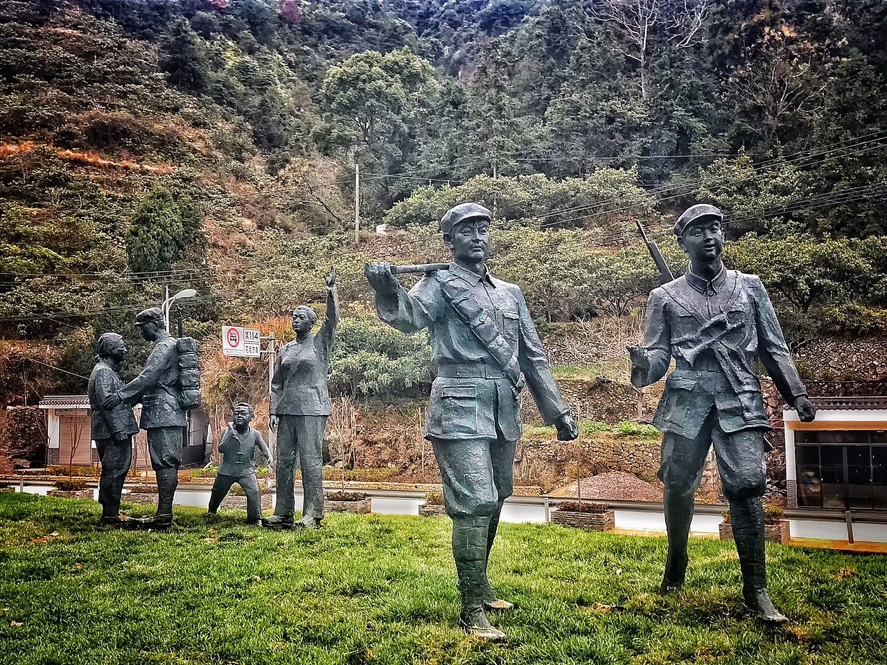 玻璃钢红军雕塑红色文化八路军铸铜人物军民一家雕塑