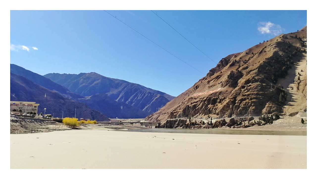 枯水期,跑到雅鲁藏布江的河床上玩