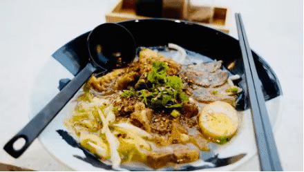 還有堂主秘製正宗吃法
加入小半勺地道花椒 攪拌入湯<br>讓花椒的香味和牛肉湯碰撞<br>Amazing<br>!!!<br><br><br><br><br><br><br>地址<br>廣州市<br>海珠區新滘中路88號海珠唯品同匯C1-104鋪<br>(有家便利店斜對面)<br>風鶴堂<br>▽