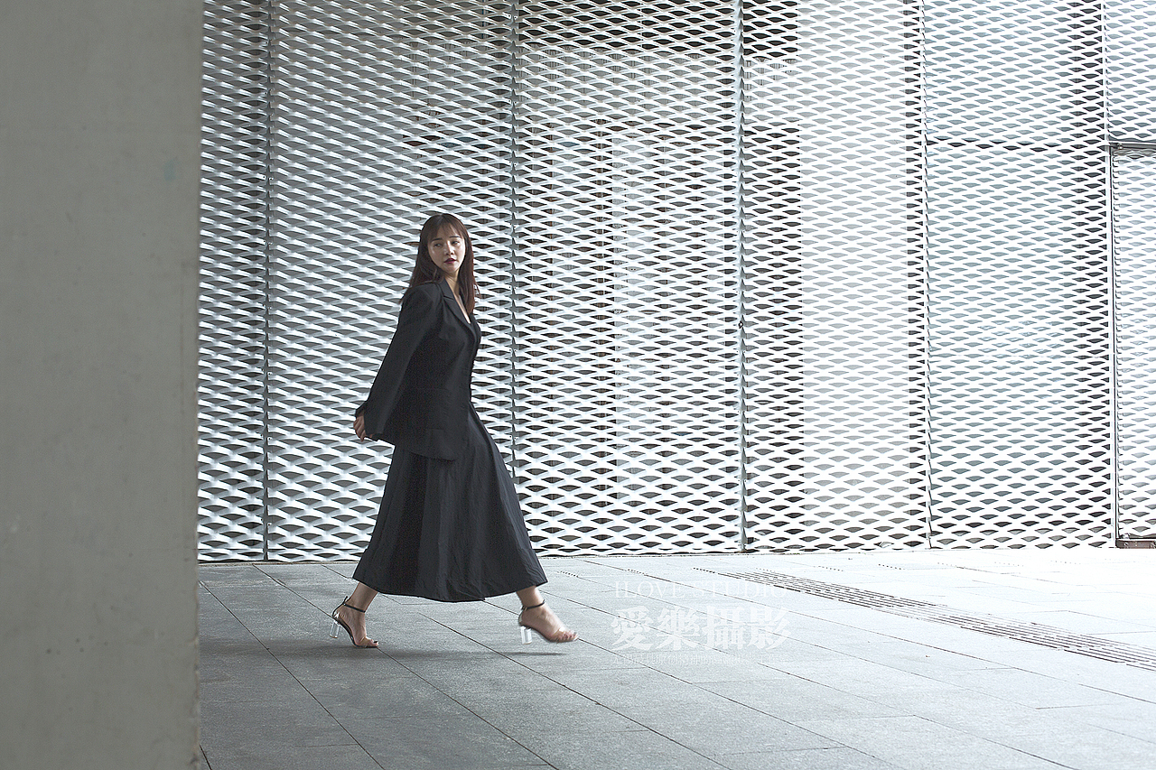 爱乐摄影原创写真作品——《美女,美景,美术馆》