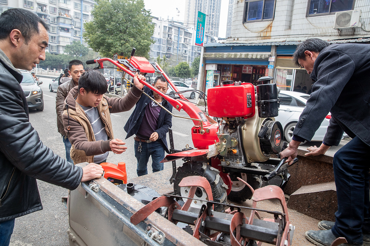2019年2月21日,重庆市南川区太平场镇村民在选购农机。