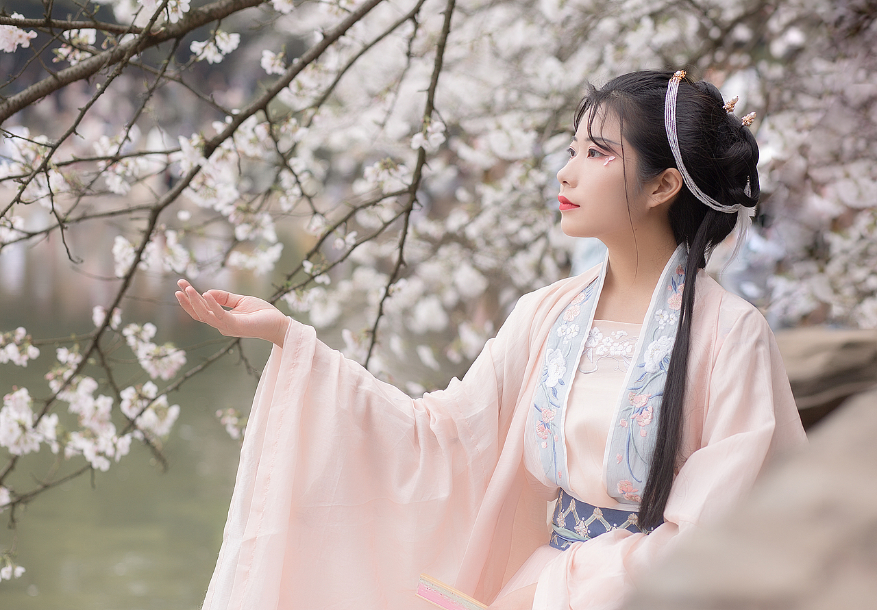 樱花汉服少女 红