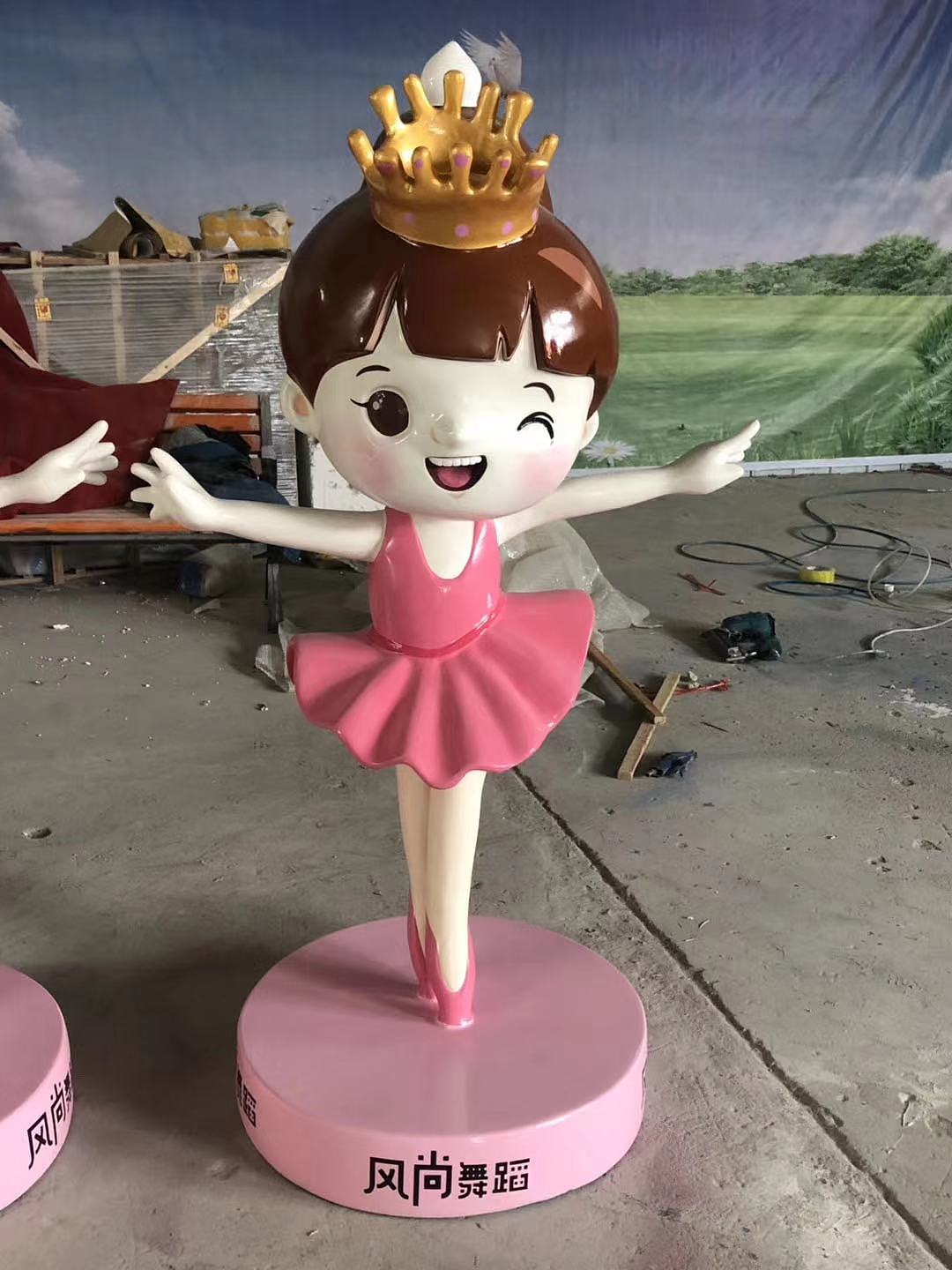 画风温馨可爱的玻璃钢舞蹈人偶雕像跳舞女孩解锁客源