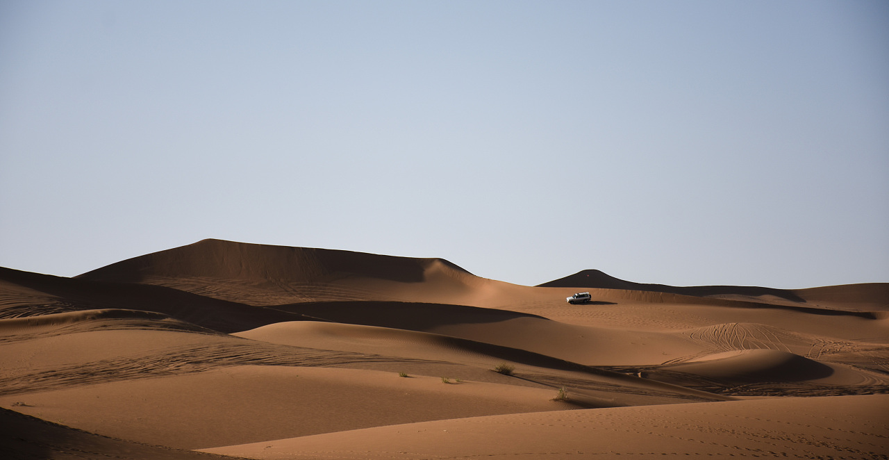 就是这辆越野车，载着我们进入沙漠，开始了三天的徒步之旅