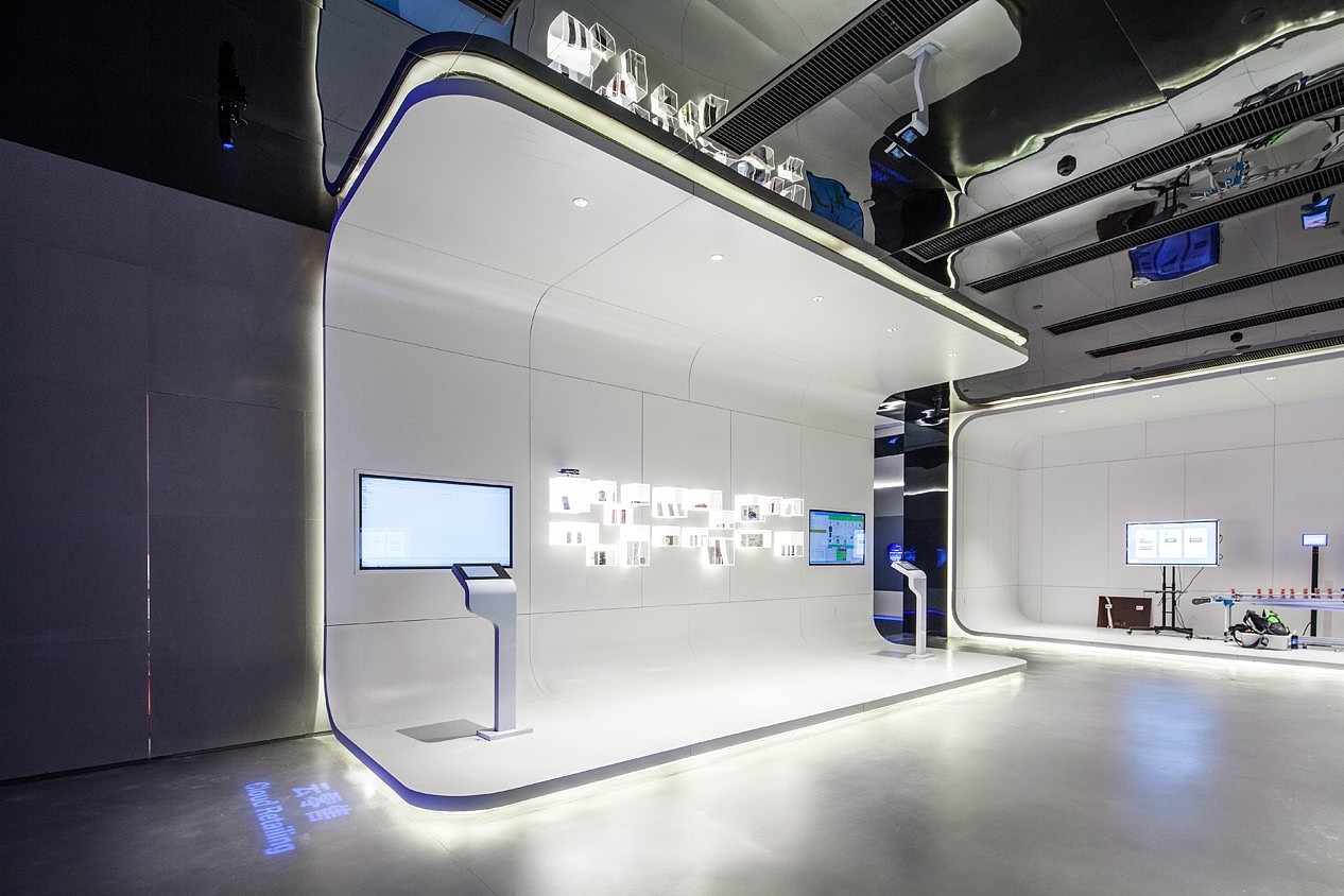 参观者可通过现场触屏体验买家与卖家平台的操作过程
呈现金蝶为客户提供的数字一体化流程服务<br><br>新制造展区<br>