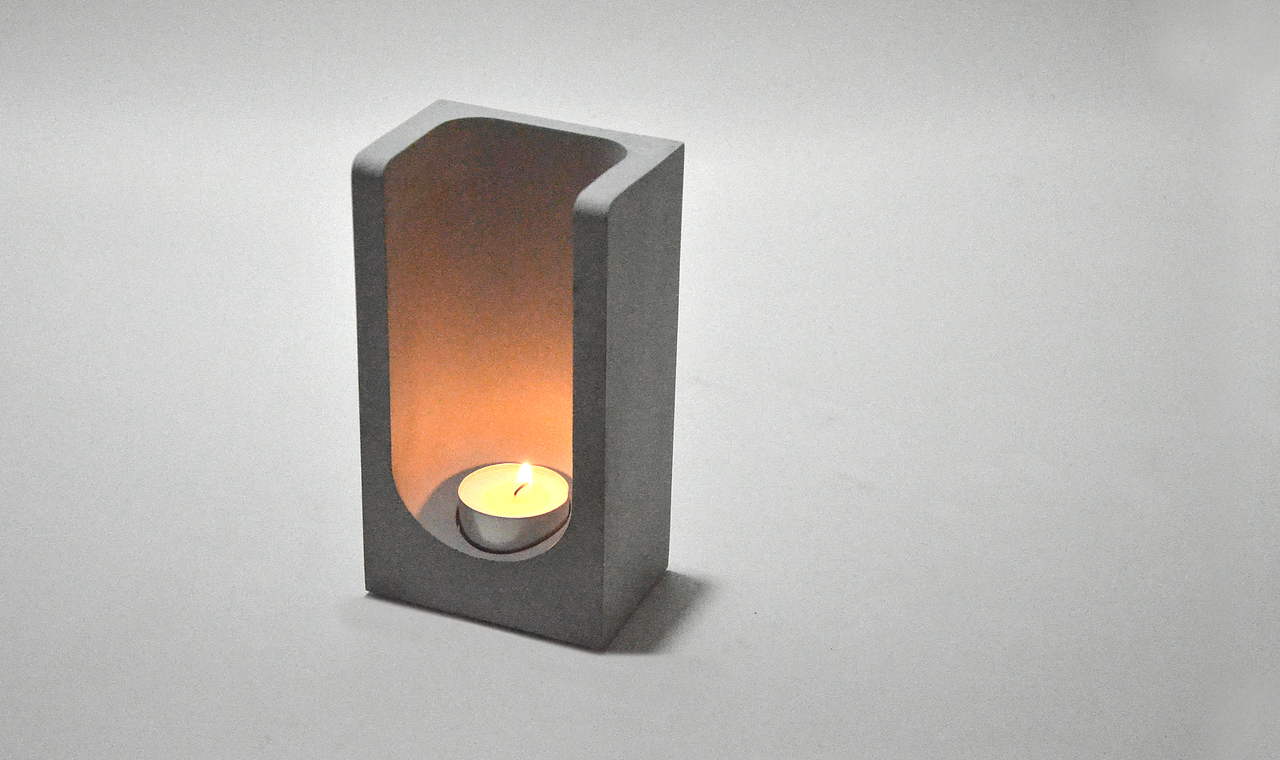 蜡烛,一种历史悠久的物件,以简约现代的混凝土产品作为依衬,似乎蜡烛