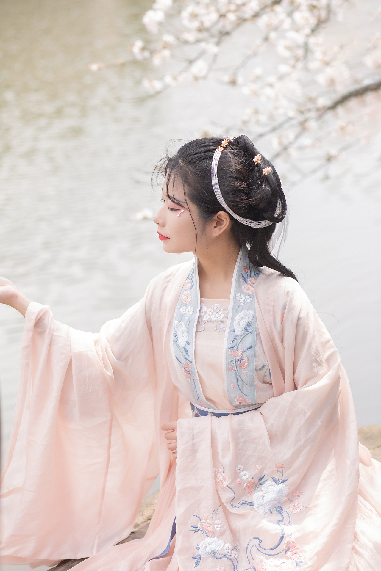 樱花汉服少女 红