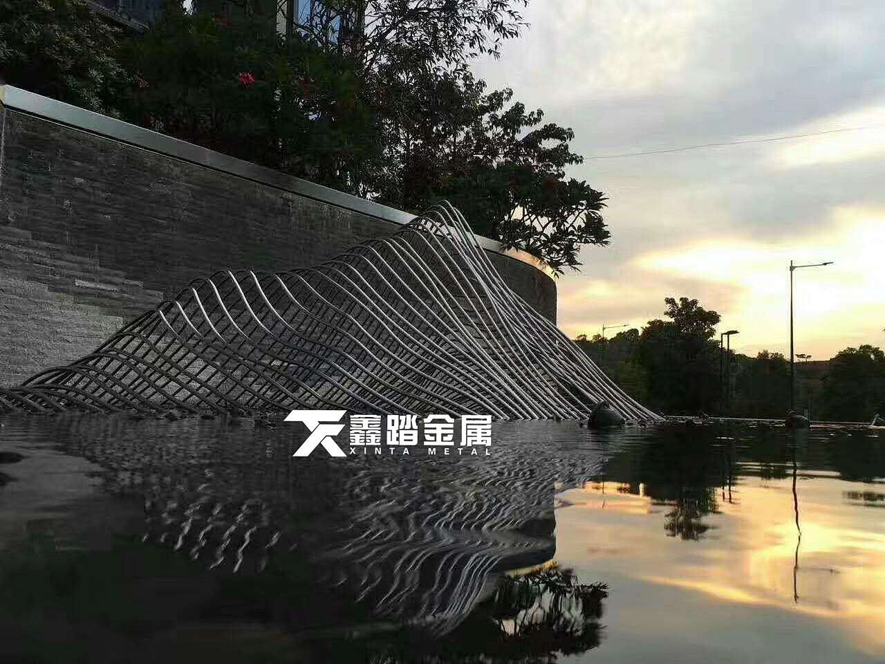 重峦叠嶂的仿真山形雕塑 园林景观小品不锈钢假山雕塑