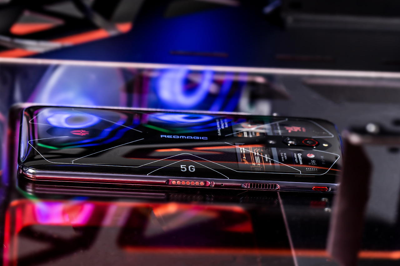 红魔5g透明版新媒体配图