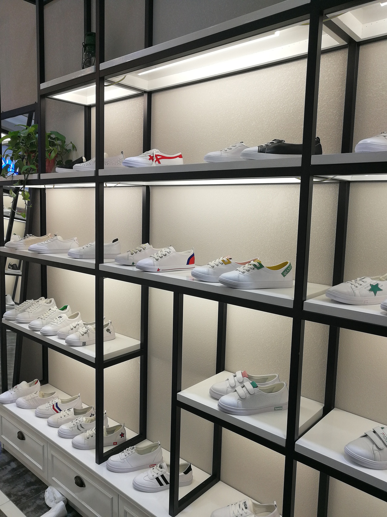 廣州山月貨架、賣場貨架，名創(chuàng)貨架，廣州展柜廠（圖ZMTYzNjMyMjIw） - 工業(yè)用品/機械 - 站酷設計師廣州山月貨架小尹原創(chuàng)素材 - 站酷ZCOOL