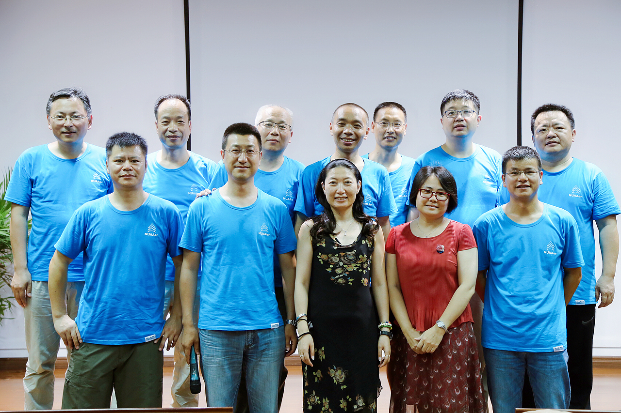 户外百人中年老同学老校友亲子聚会创意摄影师拍照留念