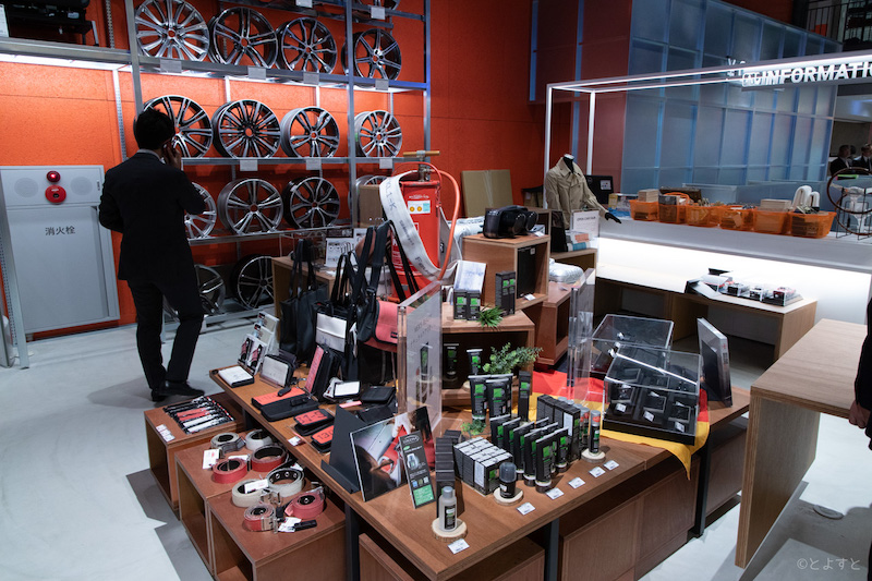 二楼是星巴克咖啡店和茑屋书店,三楼则是专业汽车用品商店