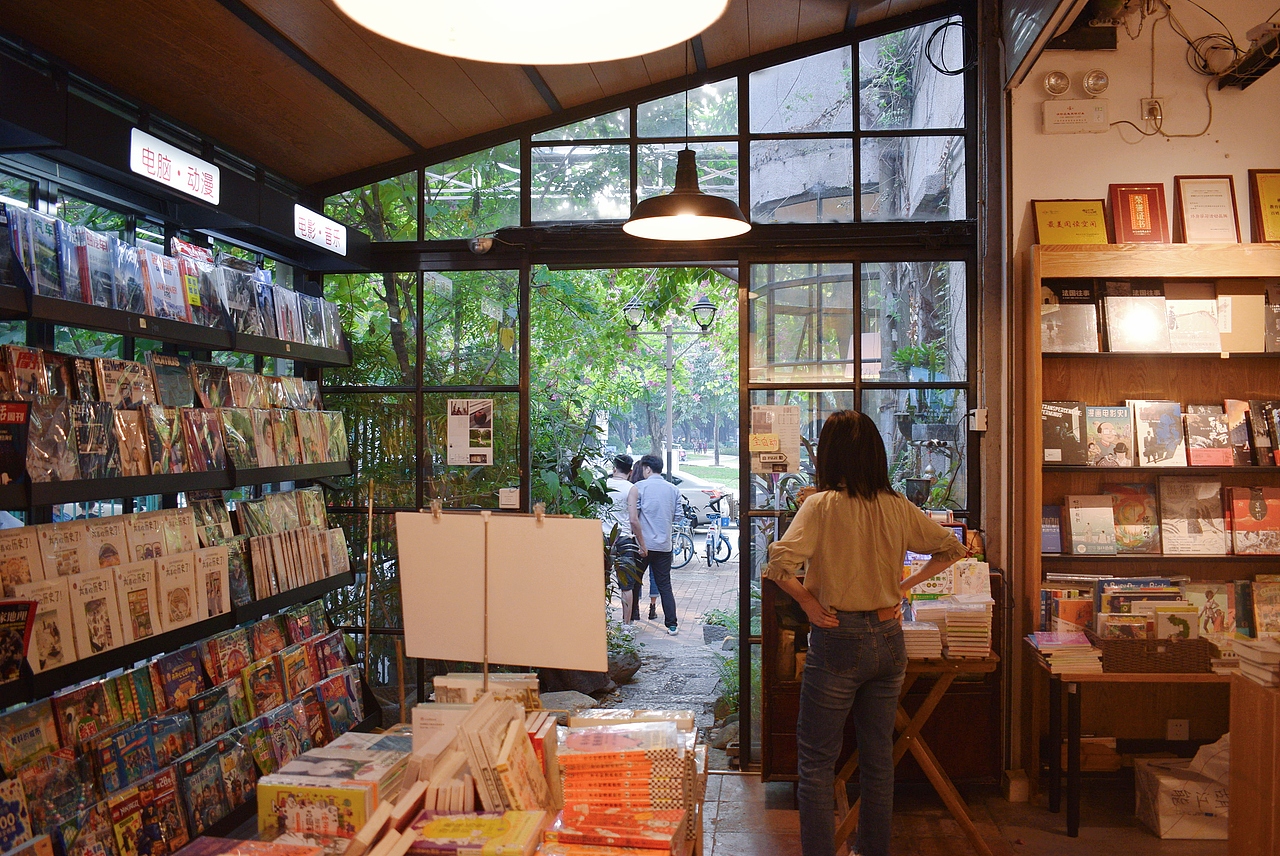 一家旧屋改造的文艺书店#佛山最美书店#