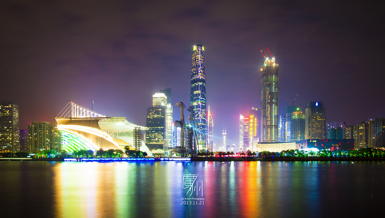 珠江南岸赤岗塔向江北海心沙方向,可以拍摄到花城广场全景——广州