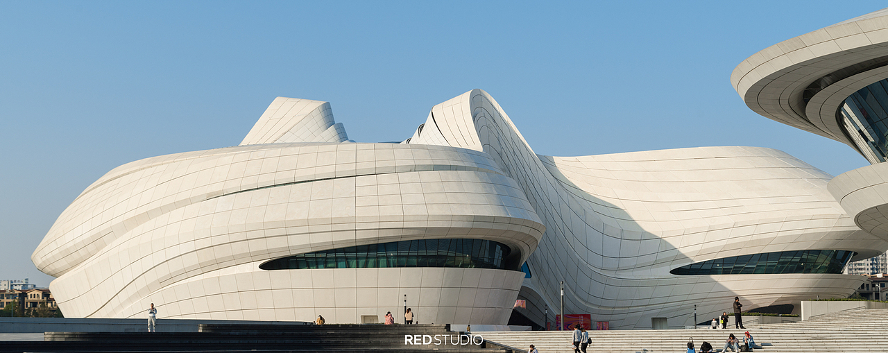 玻璃膜墙也跟随蜿蜒的建筑曲面峰回路转.