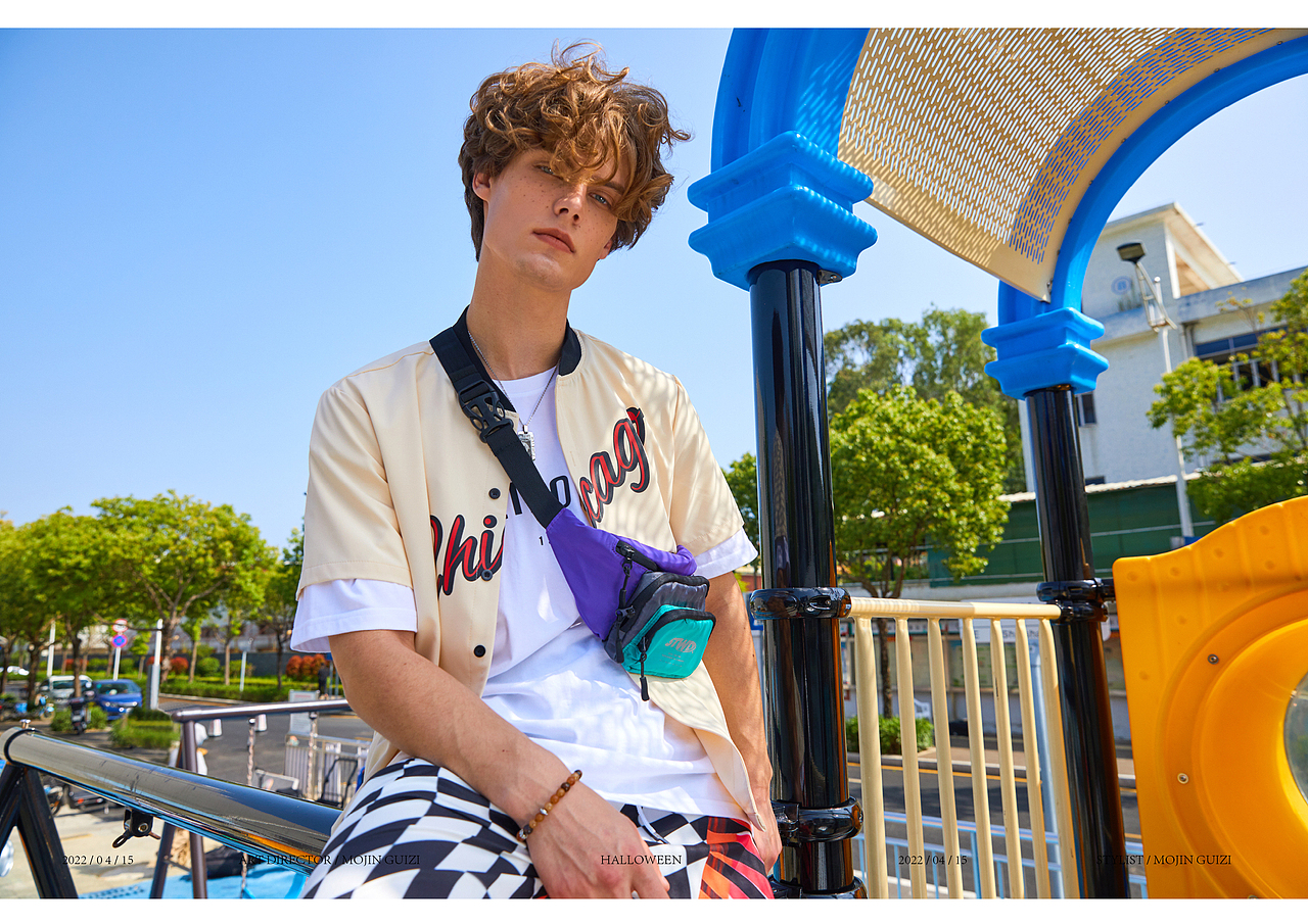 农民房旁边的游乐场 环境比较杂 摄影师只能找高角度