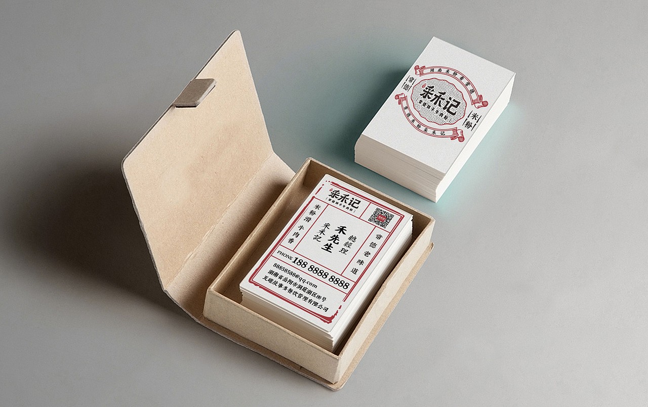 装修朴实、亮堂,很有老常德的风味
青砖黑瓦、大红灯笼、木制桌椅<br>感到亲切又熟悉,足以让人卸下一天的疲惫