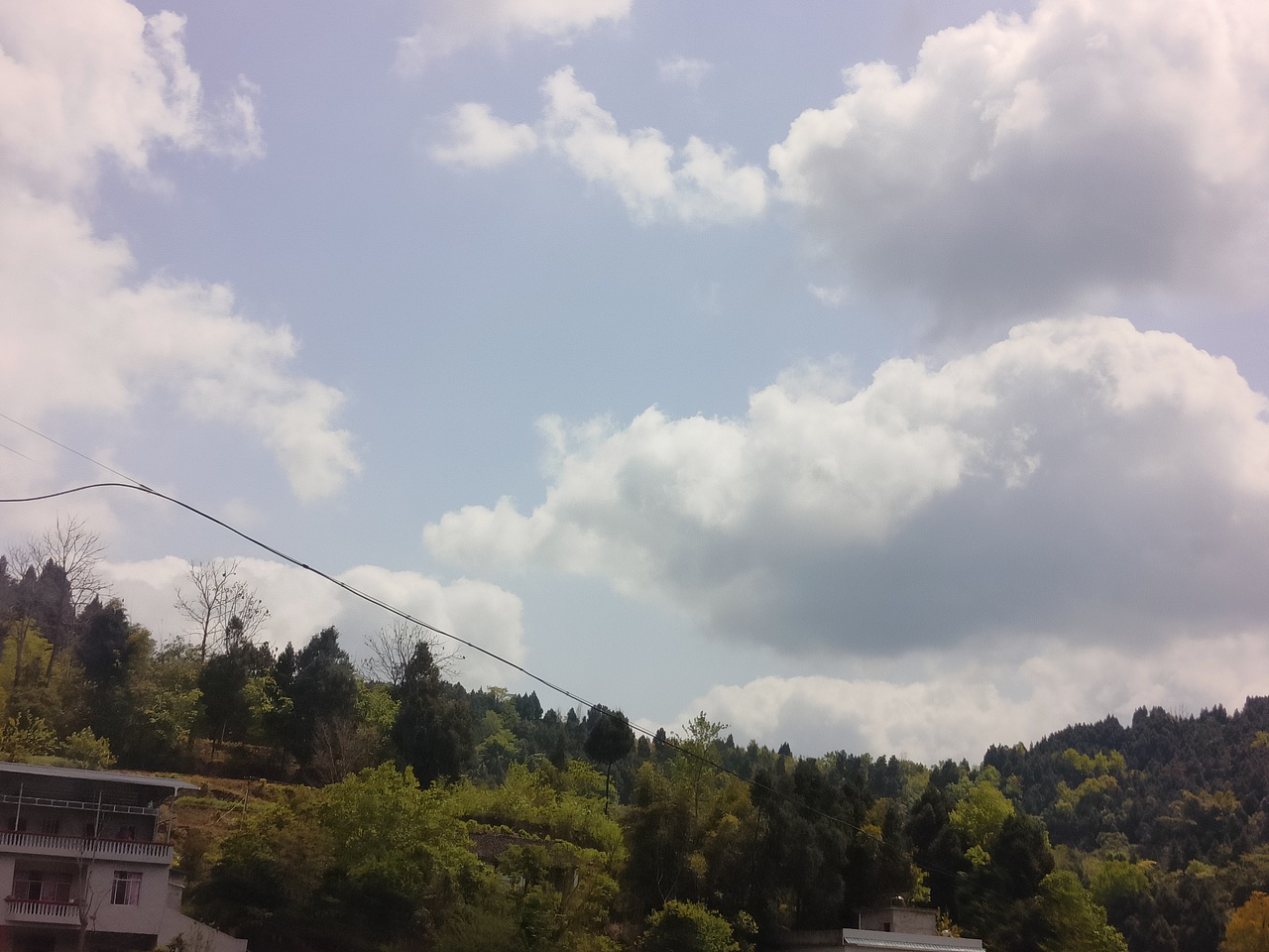 行至朝雾里，坠入暮云间