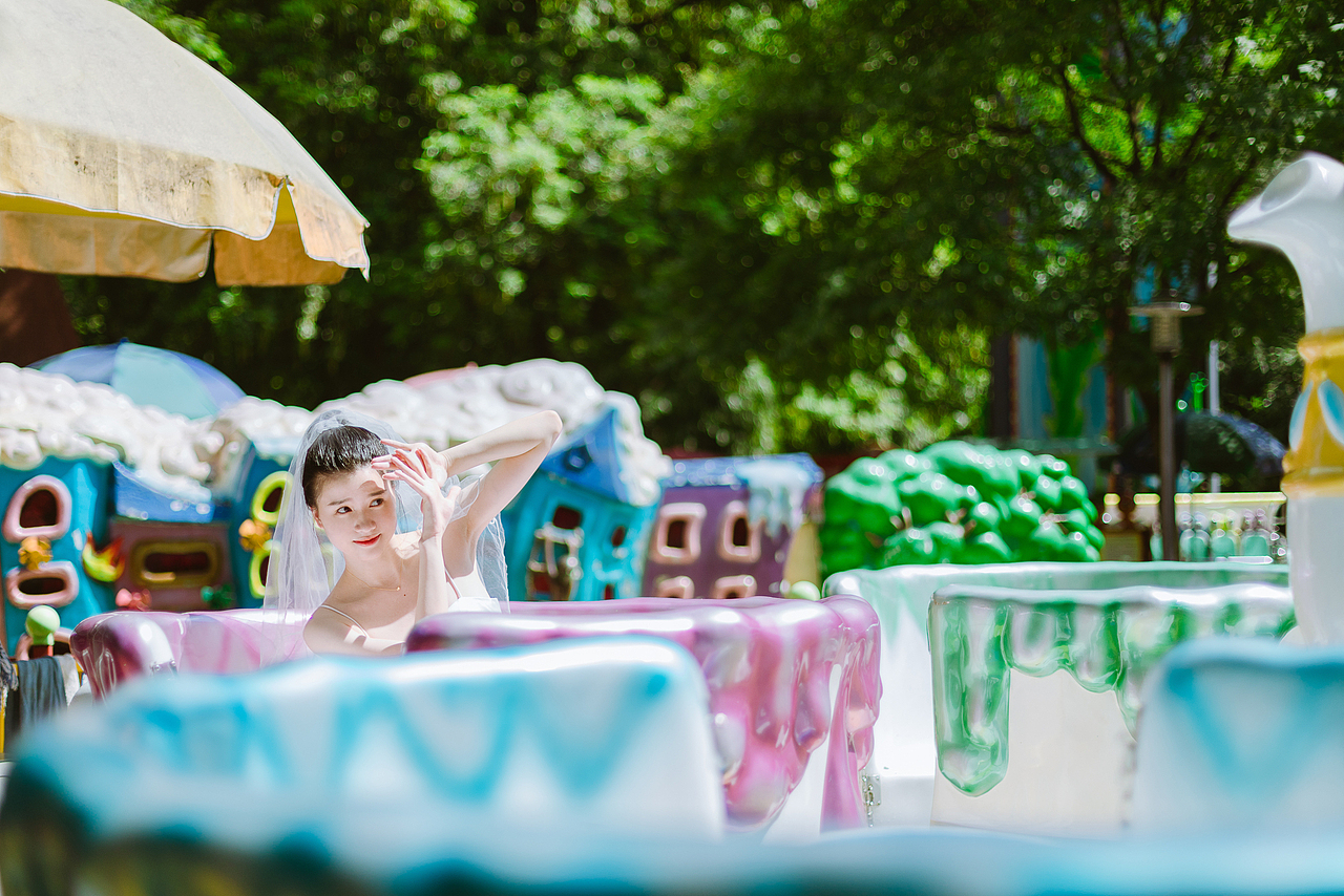 在夏天结束之前穿上小裙子拍照