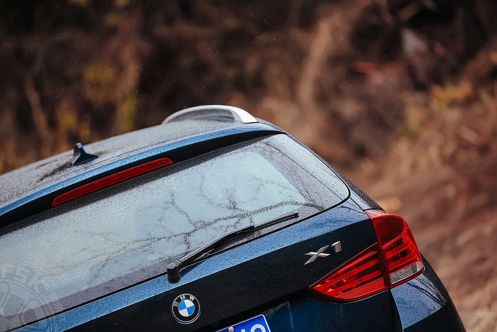 BMW New X1行走在湿冷的冬季
