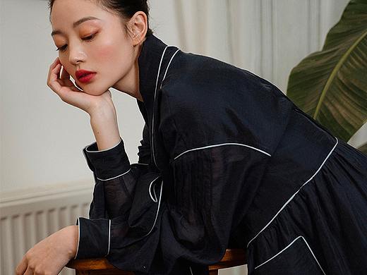 蝴蝶领宽松连衣裙