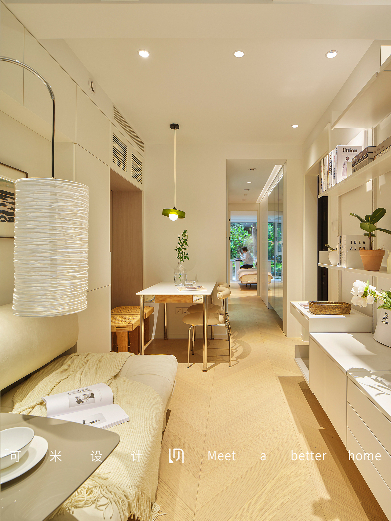 客餐厅与卧室、阳台相连通,这样在让视野开阔的同时,也能让更多光线照进室内。地面整体铺设木色的鱼骨拼地板,让空间视觉感被无限拉长,层次分明而富有格调,在静止的空间里,温柔又深邃,流淌着经久不衰的时尚感。