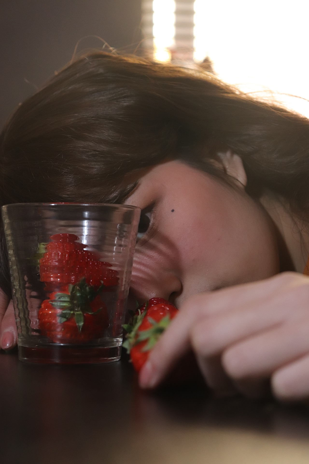 《草莓少女通缉令》（图ZMTU1NDMzNzI0） - 人像摄影 - 站酷设计师次溜滑原创素材 - 站酷ZCOOL