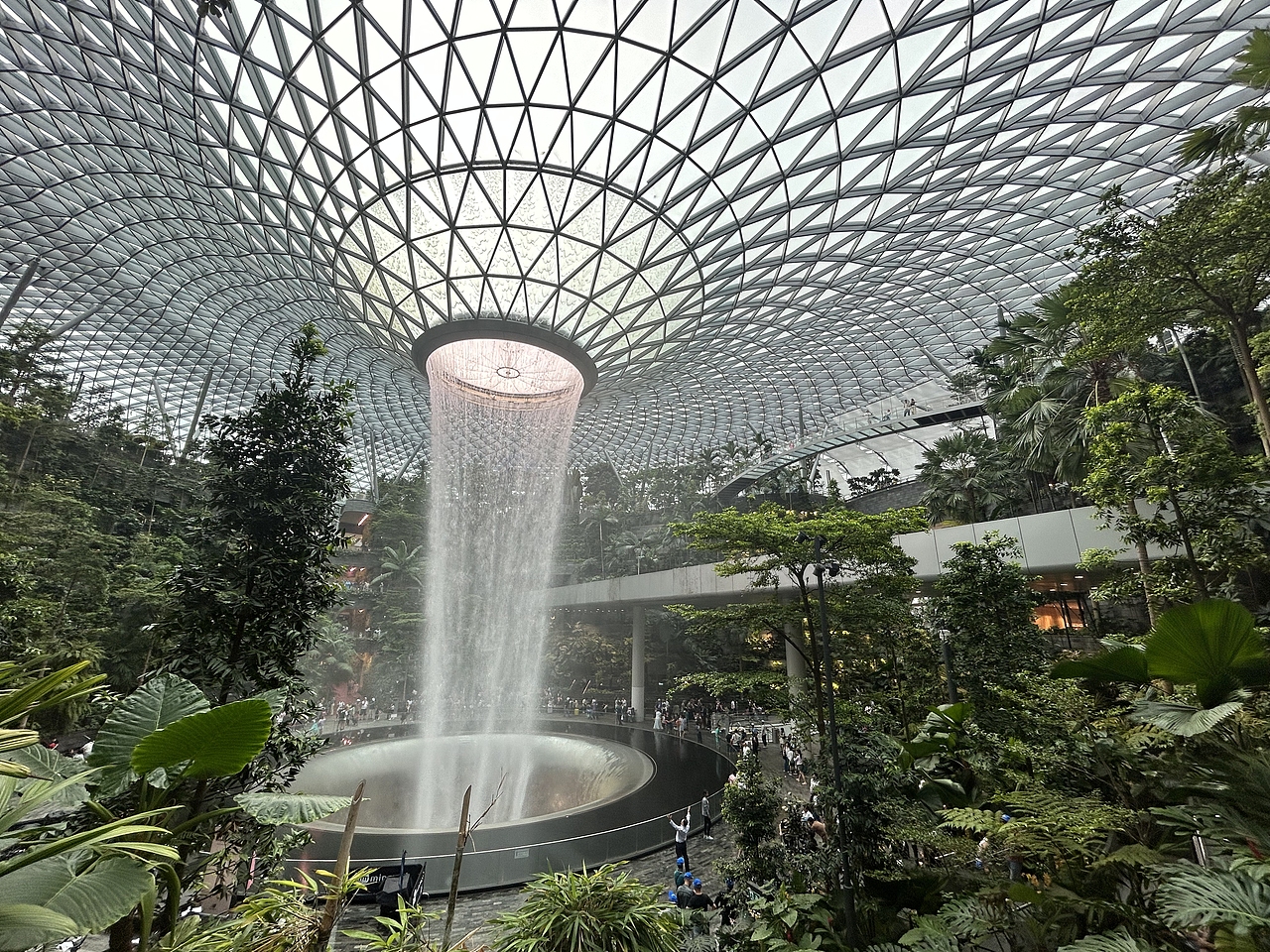 新加坡樟宜国际机场雨漩涡瀑布，瀑布高40米很壮观！（图ZMzc2OTAxMzg0） - 景观设计 - 站酷设计师阎评作品集原创素材 - 站酷ZCOOL