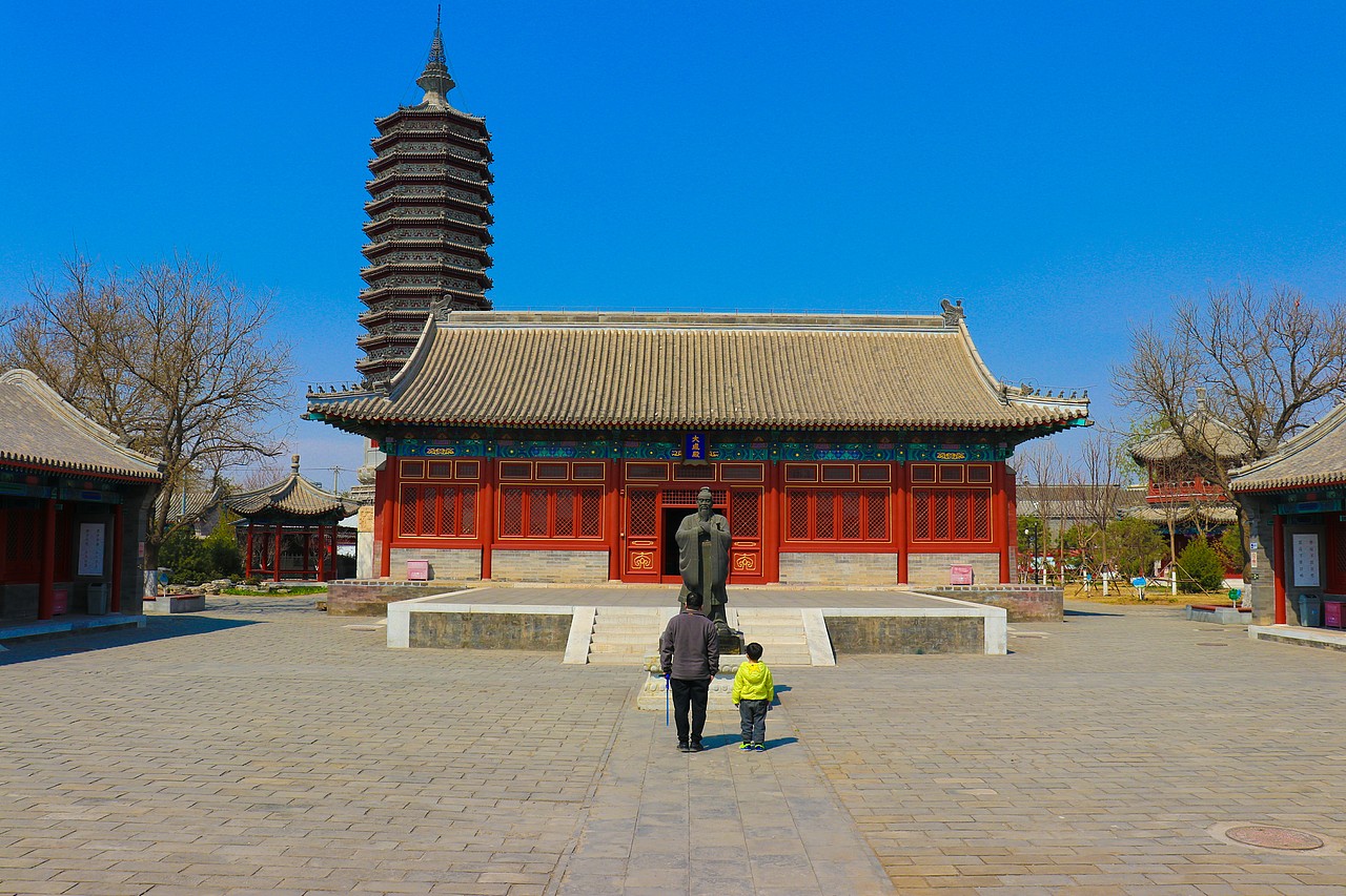 微风轻拂，阳光不燥，三月掠影去