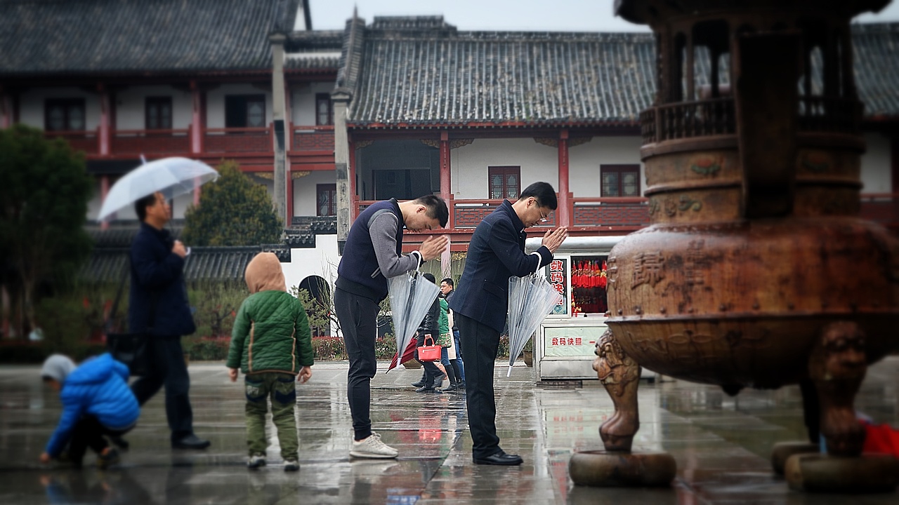 大家来到寺中,即是拜佛人,忘却一切身份,静静的膜拜,生活需要寄托