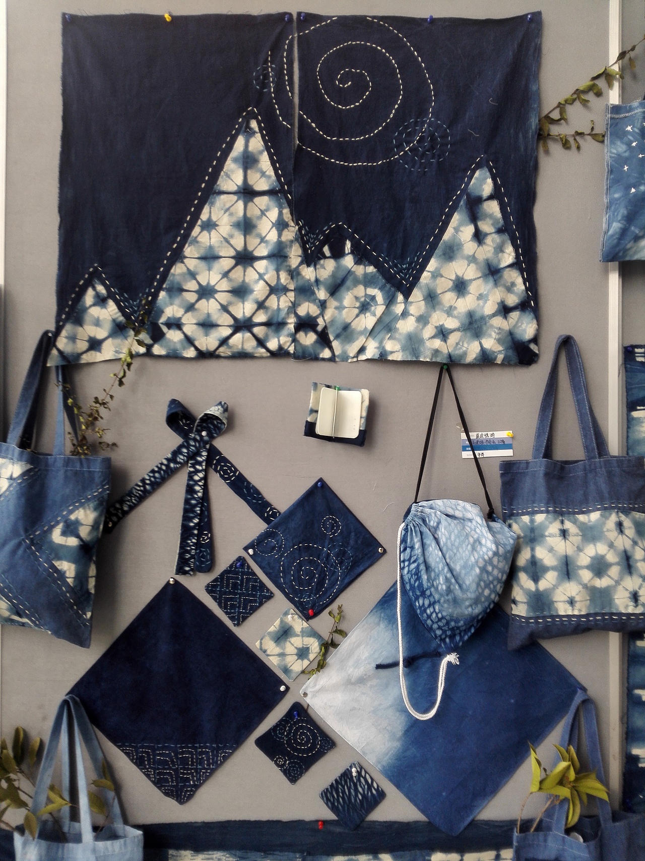 展示的手工扎染实物作品来自河南工程学院国际教育学院视觉传达设计