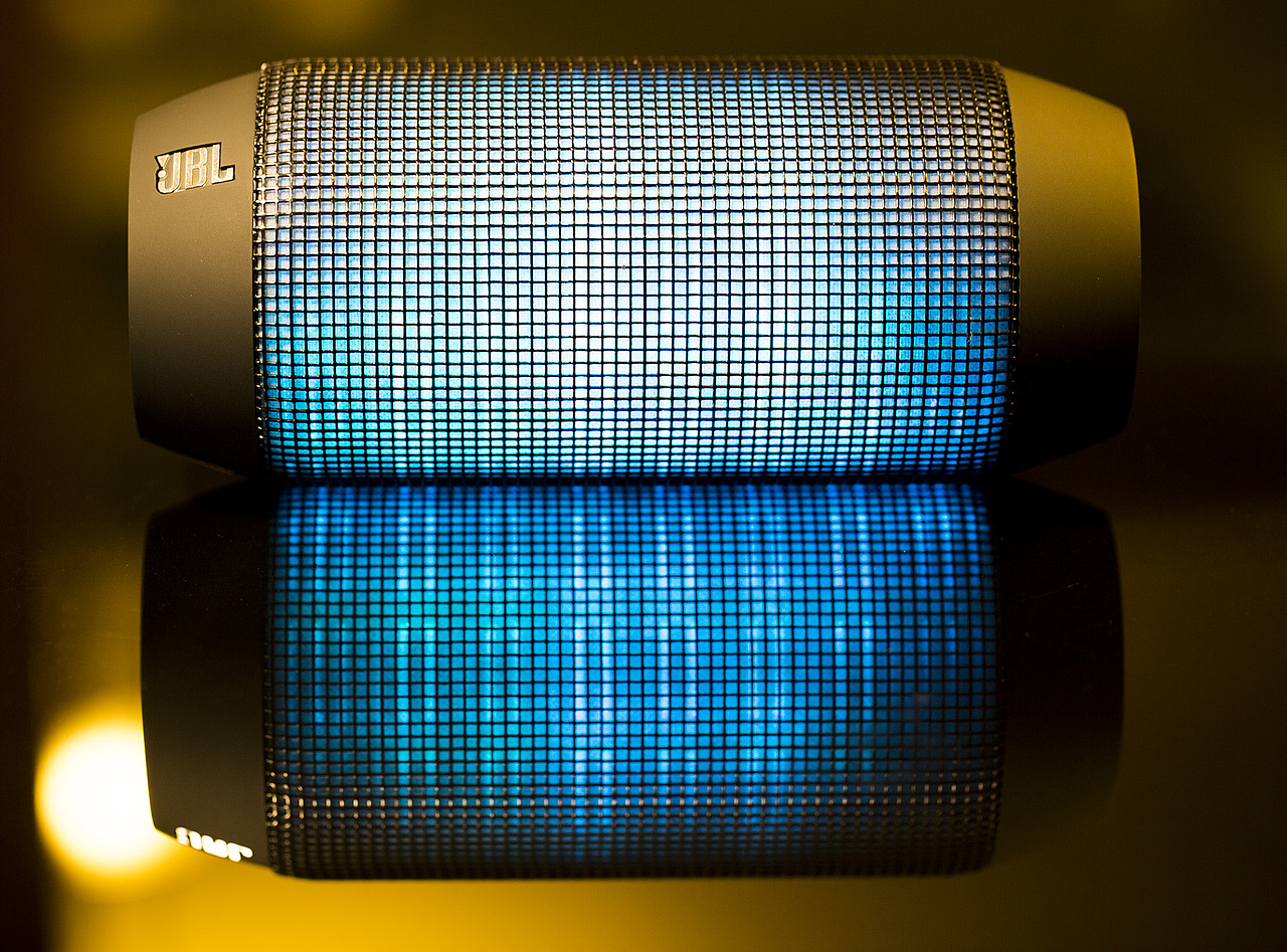 JBL无线蓝牙音箱实拍 蓝牙音响（图ZMzgxMDM4NDg=） - 产品摄影 - 站酷设计师卓维Design原创素材 - 站酷ZCOOL