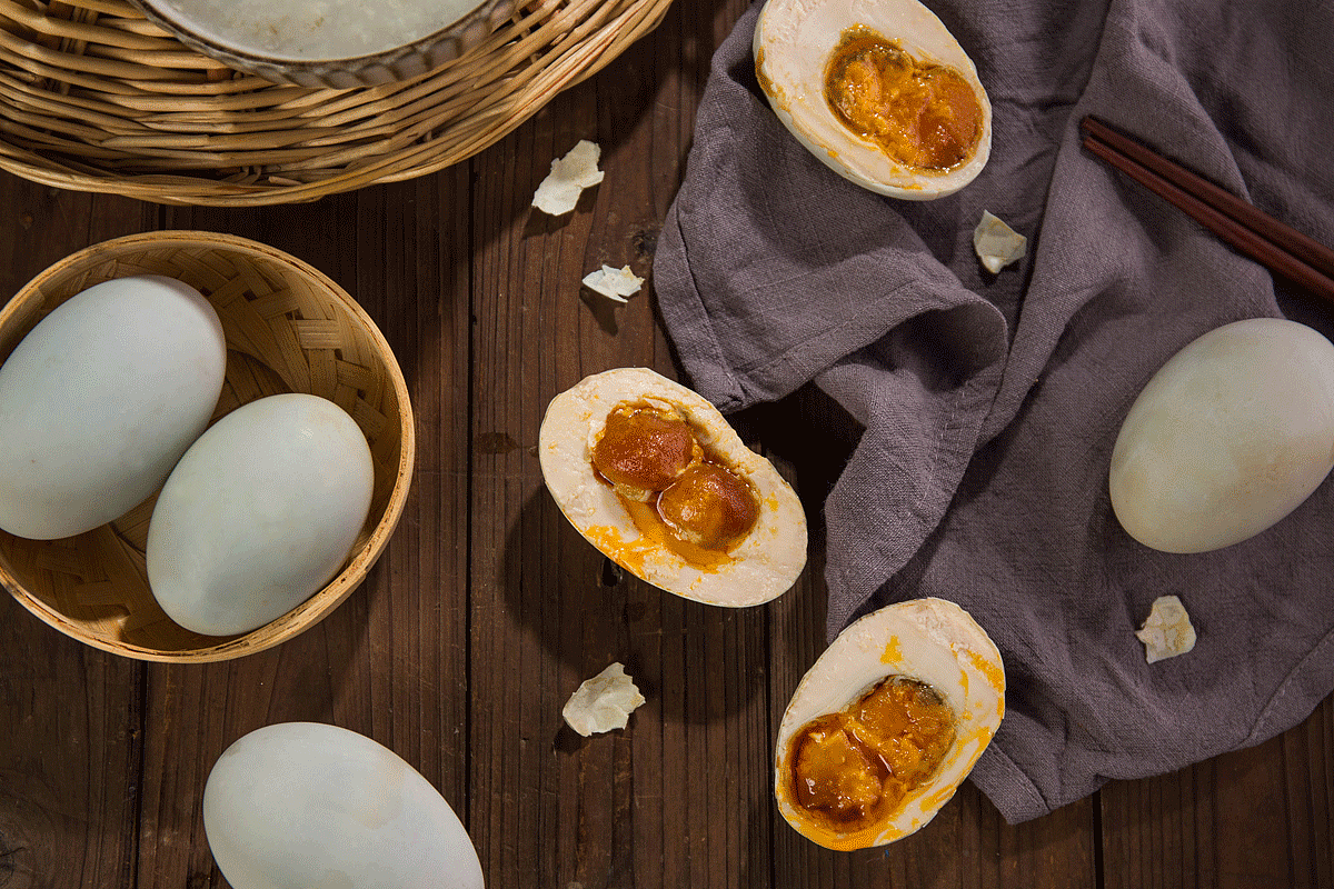 饱和盐水法做出来的咸鸭蛋，切开蛋黄个个都冒油 | Foodlife