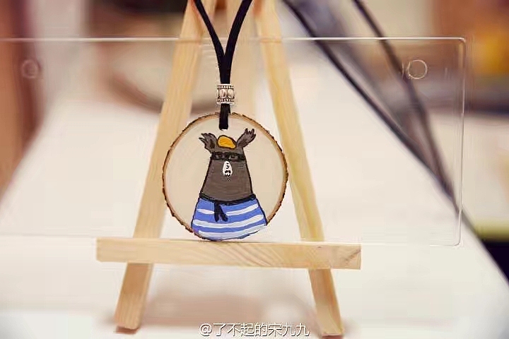 手绘毛衣链、钥匙链、徽章、胡桃夹子