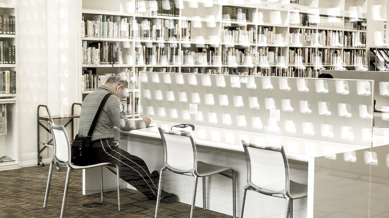 参观完毕，在馆里的图书馆大落地窗前拍下这张