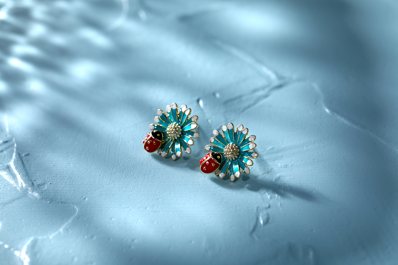 浅蓝底 小雏菊耳钉 首饰摄影 耳钉场景图 时尚首饰（图ZMjYzNDUxMDUy） - 产品摄影 - 站酷设计师广州小韩原创素材 - 站酷ZCOOL