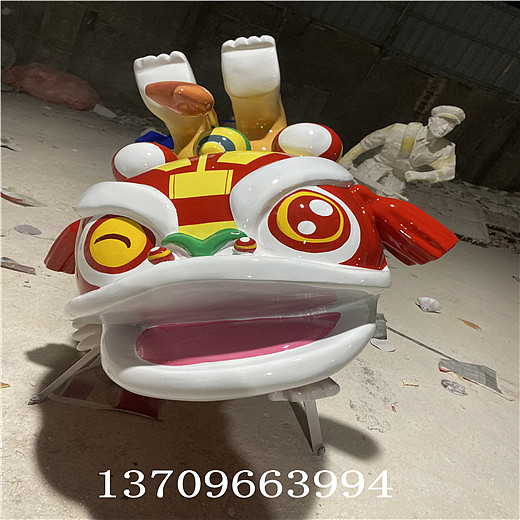 新年舞狮队形象玻璃钢卡通狮子雕塑造型为楼盘装饰