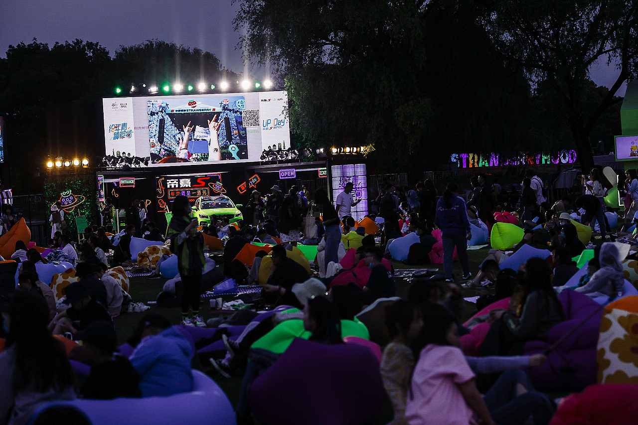 中湃传媒-#给年青种草莓# 吉利汽车keynote设计（图ZMjYxNTYzMDE2） - PPT/Keynote - 站酷设计师中湃传媒原创素材 - 站酷ZCOOL