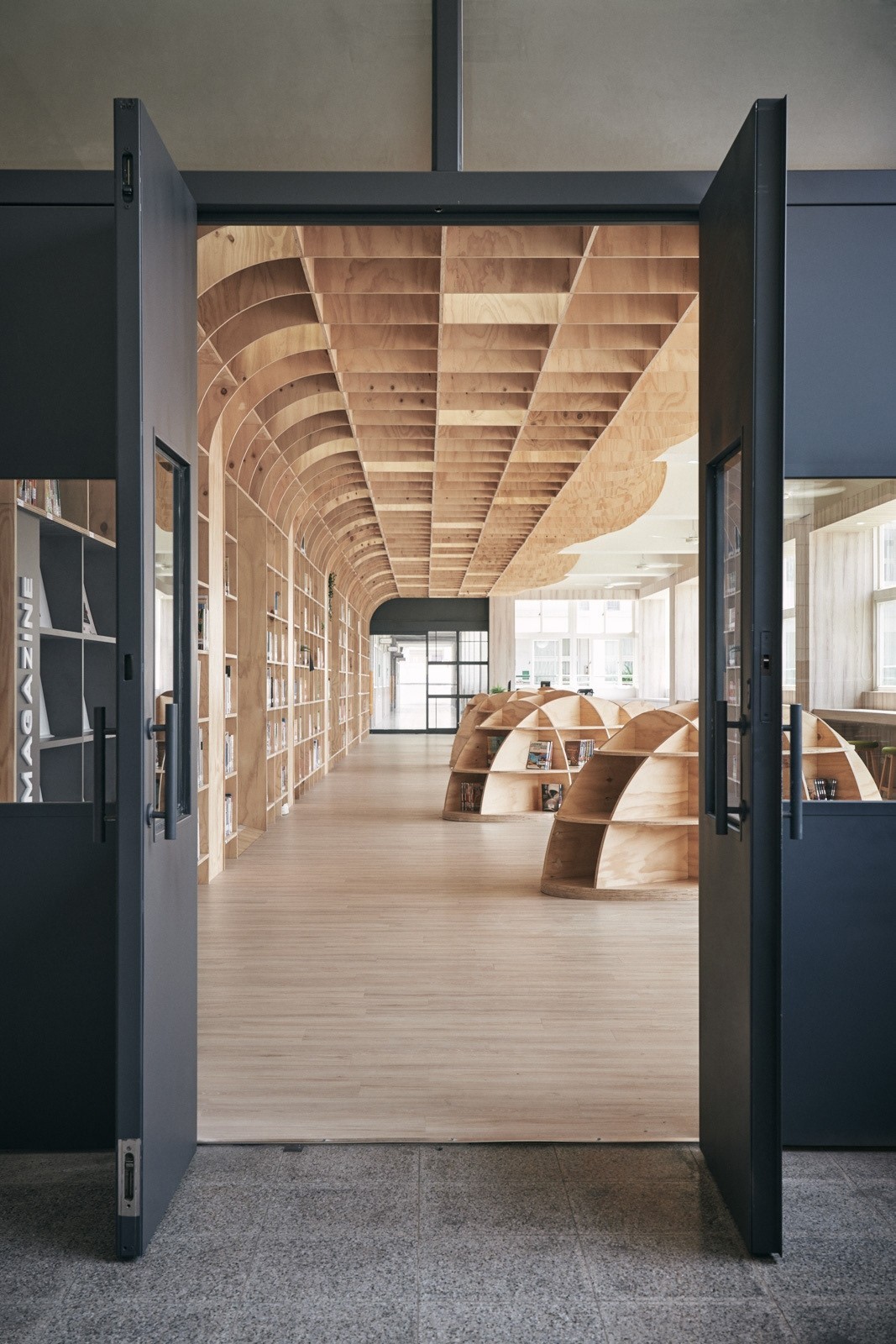 图书馆设计丨书墙延伸至天花板像整片树林