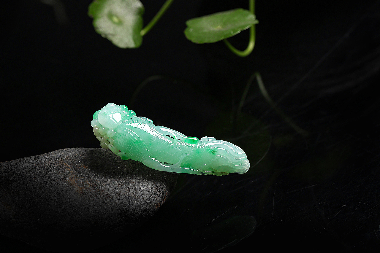 翡翠雕件 “千年人参”（图ZMTAxMjQxNzM2） - 产品摄影 - 站酷设计师000000张原创素材 - 站酷ZCOOL