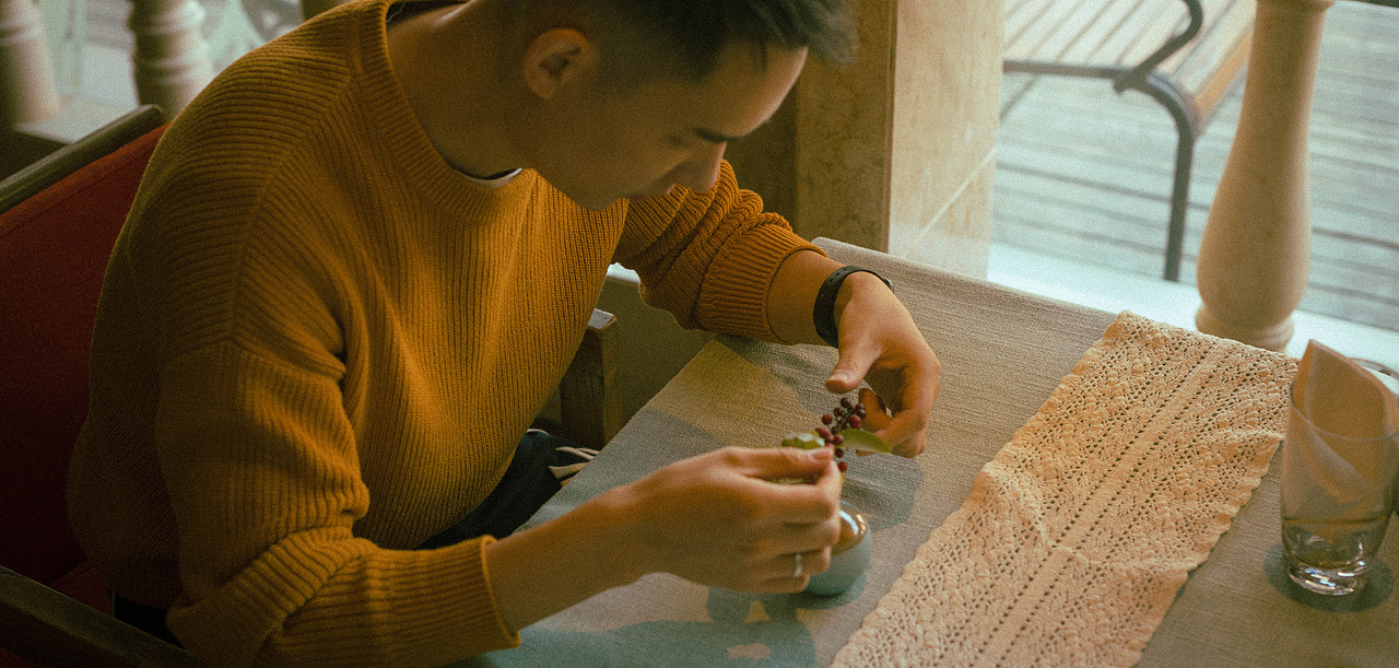 咖啡馆复古怀旧风男生人像摄影