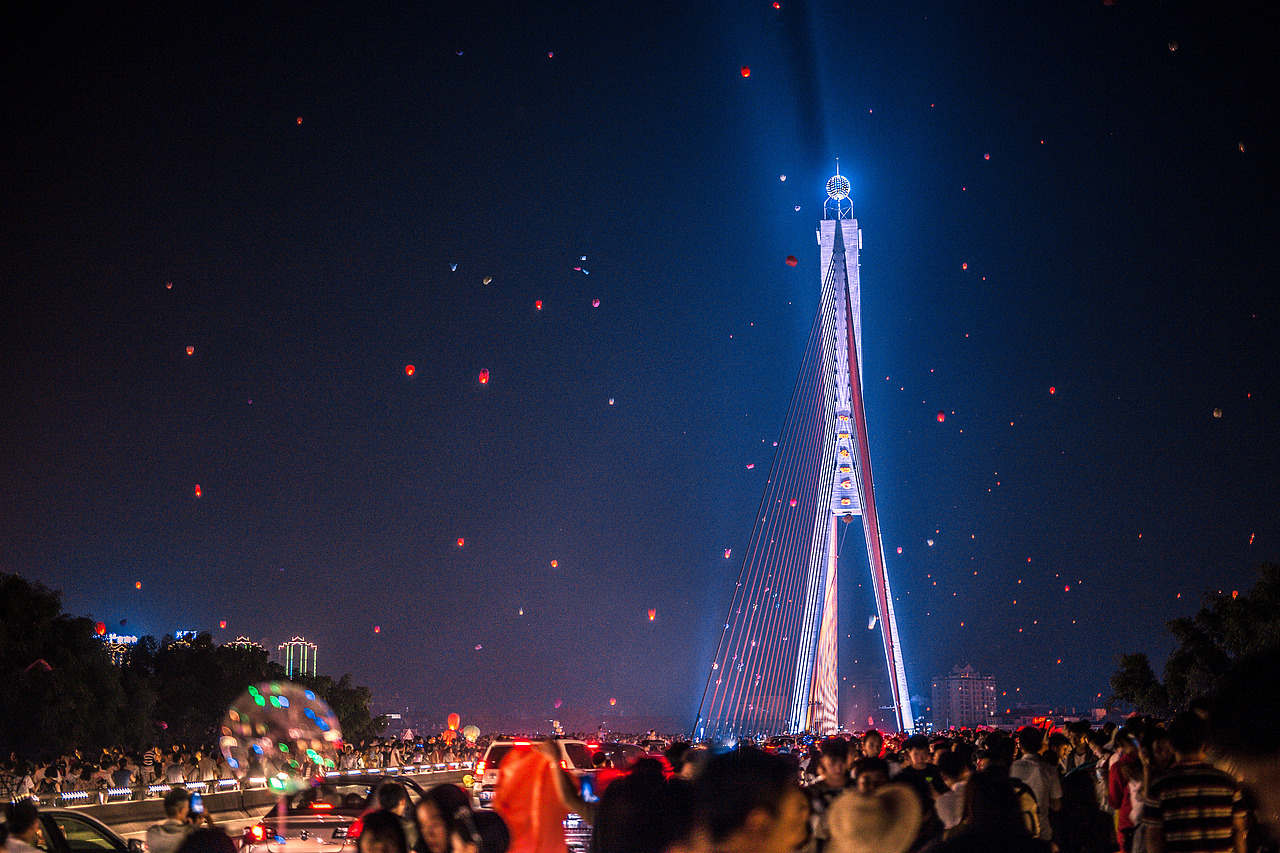 西双版纳傣族泼水新年节天灯祈福