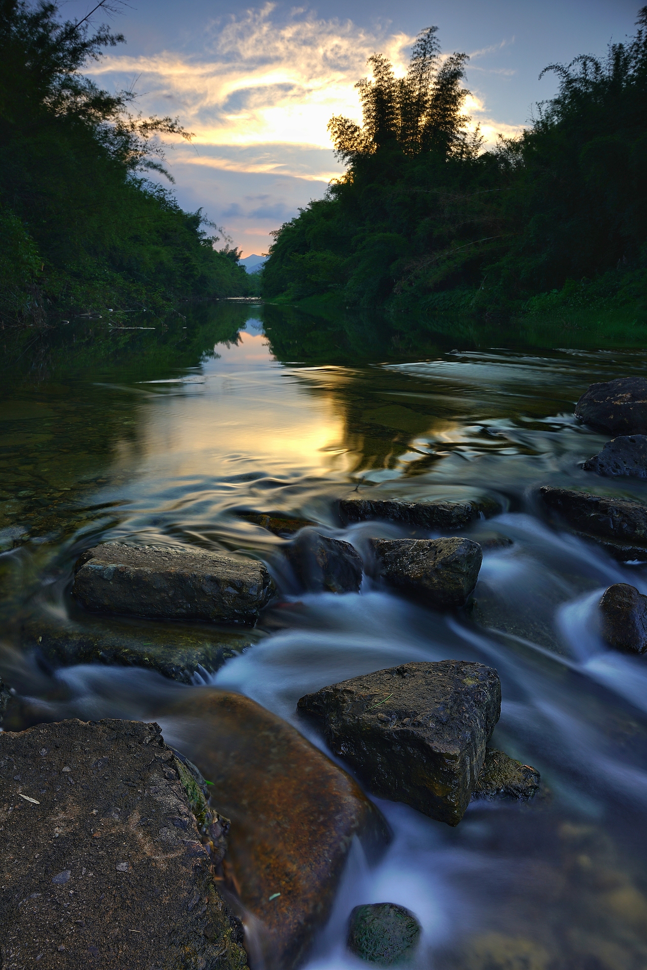 龍門路溪河（圖ZMzA0ODk3NDM2） - 風(fēng)光攝影 - 站酷設(shè)計(jì)師何紹萍原創(chuàng)素材 - 站酷ZCOOL