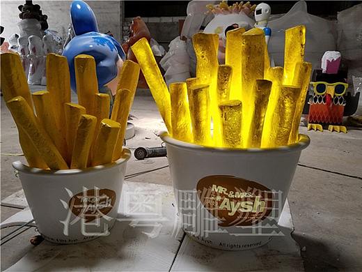 玻璃钢发光薯条门口雕塑，让你肯德基店铺更具有吸引力