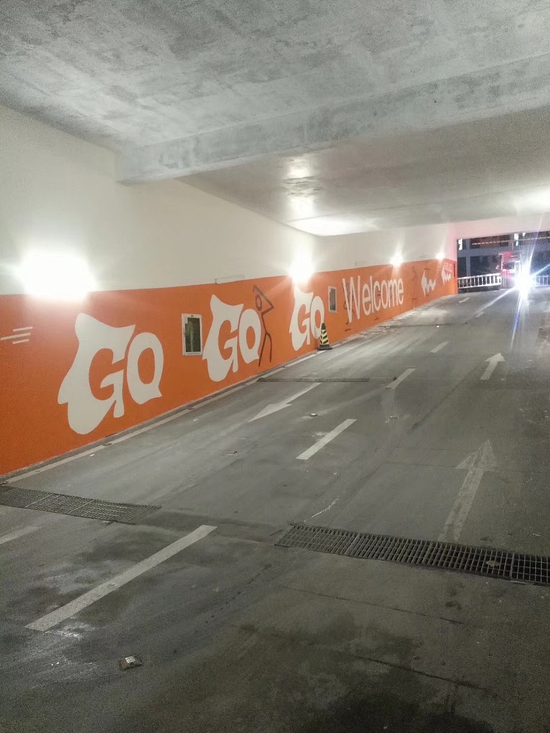 墙绘涂鸦墙画希尔顿酒店地下停车场彩绘